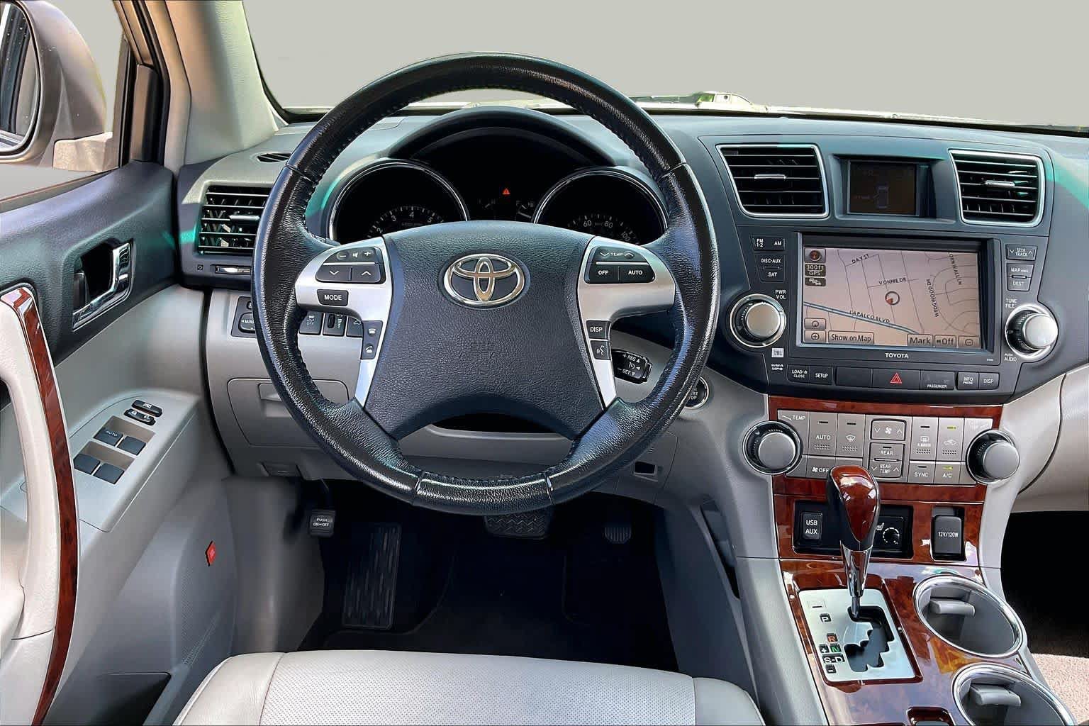Used 2012 Toyota Highlander Limited w/ Tow Pkg FWD image 5
