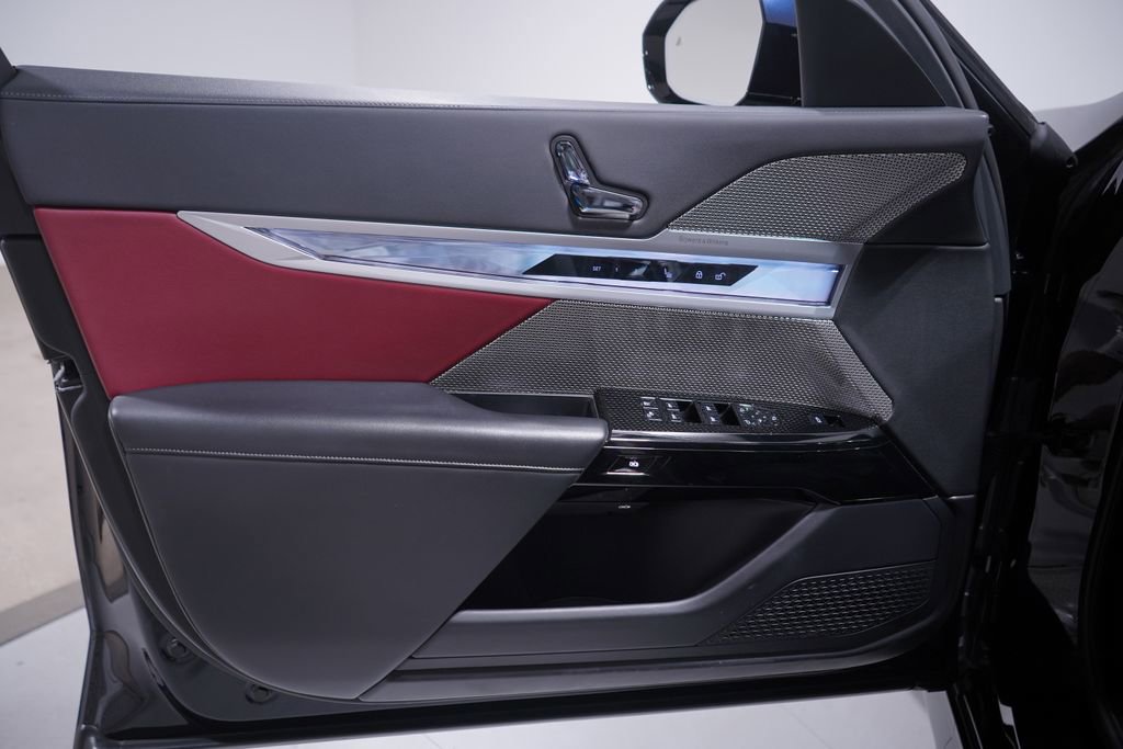 Used 2023 BMW 740i w/ Parking Assistance Package image 16