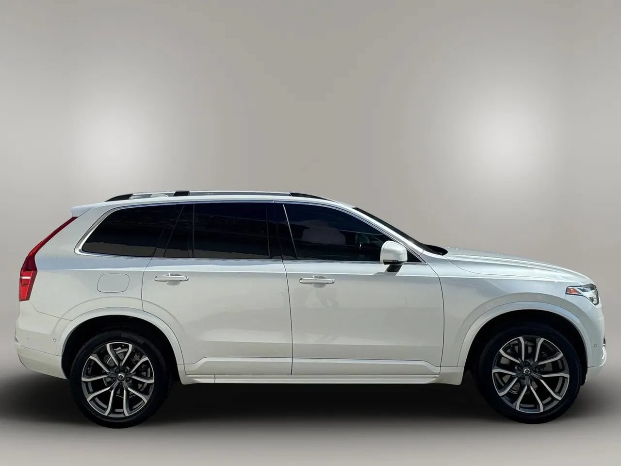 Used 2017 Volvo XC90 T6 Momentum w/ Vision Package AWD/4WD image 4