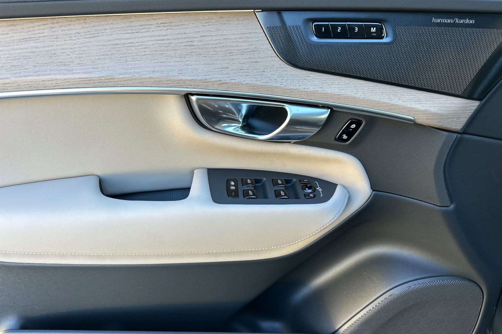 New 2026 Volvo XC90 T8 Ultra w/ Protection Package Premier image 9
