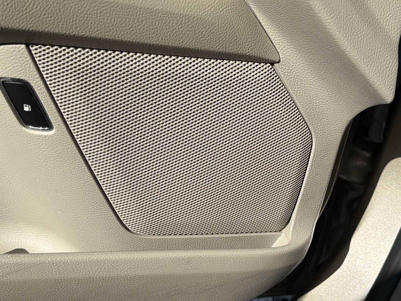 Used 2019 Ford Fusion SEL FWD image 18
