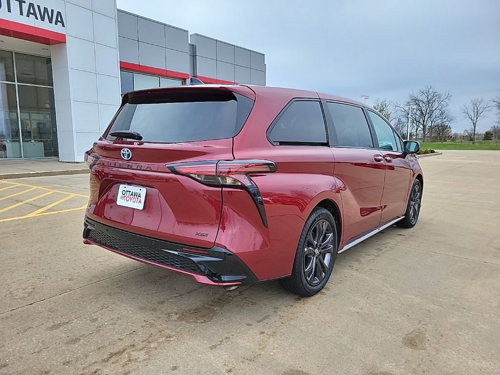 Used 2025 Toyota Sienna XSE image 6
