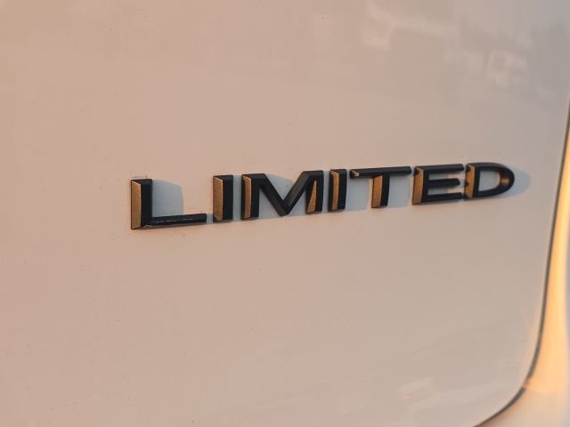 Used 2025 Chrysler Pacifica Limited FWD image 9