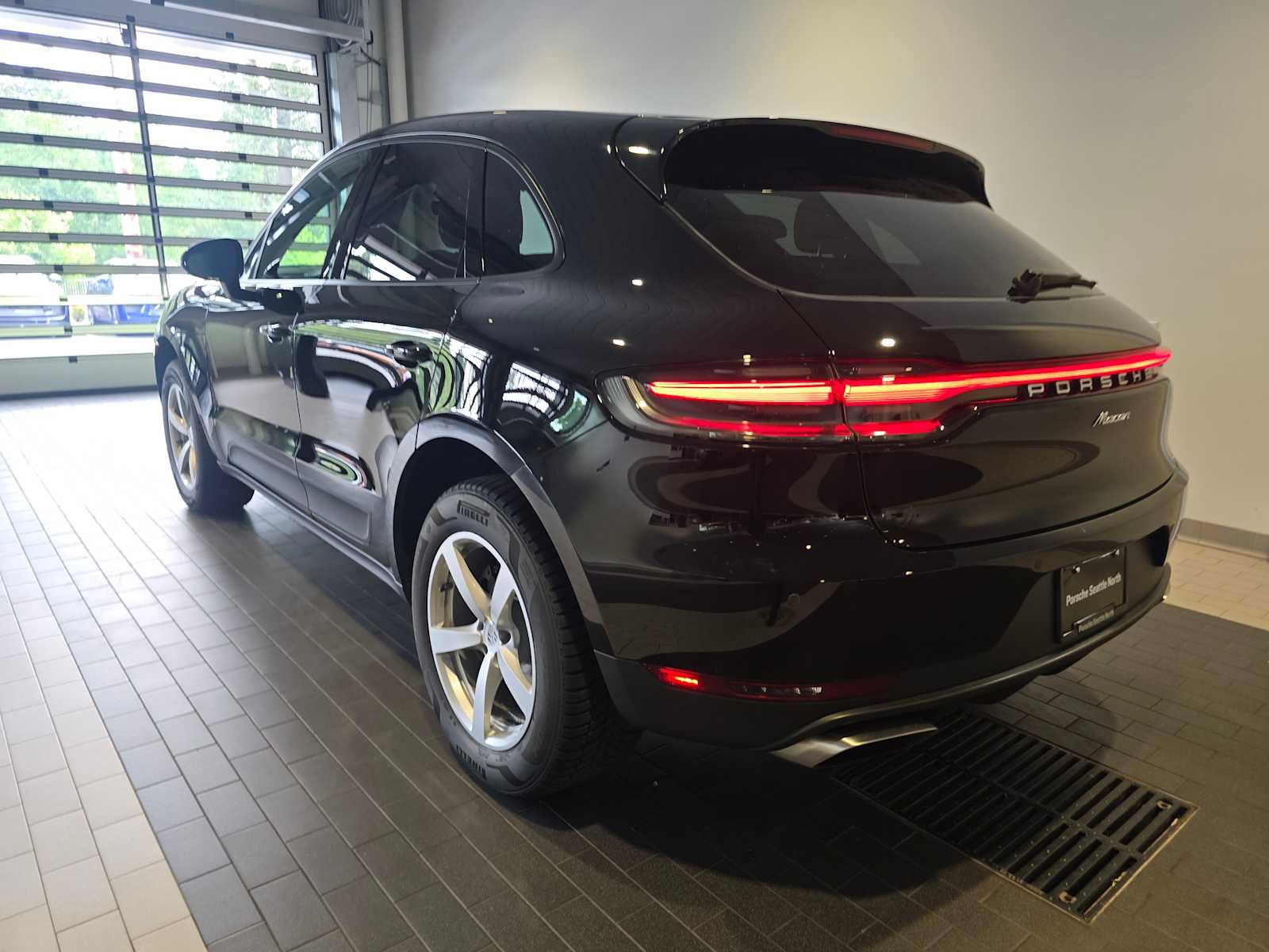 Used 2020 Porsche Macan AWD/4WD image 3
