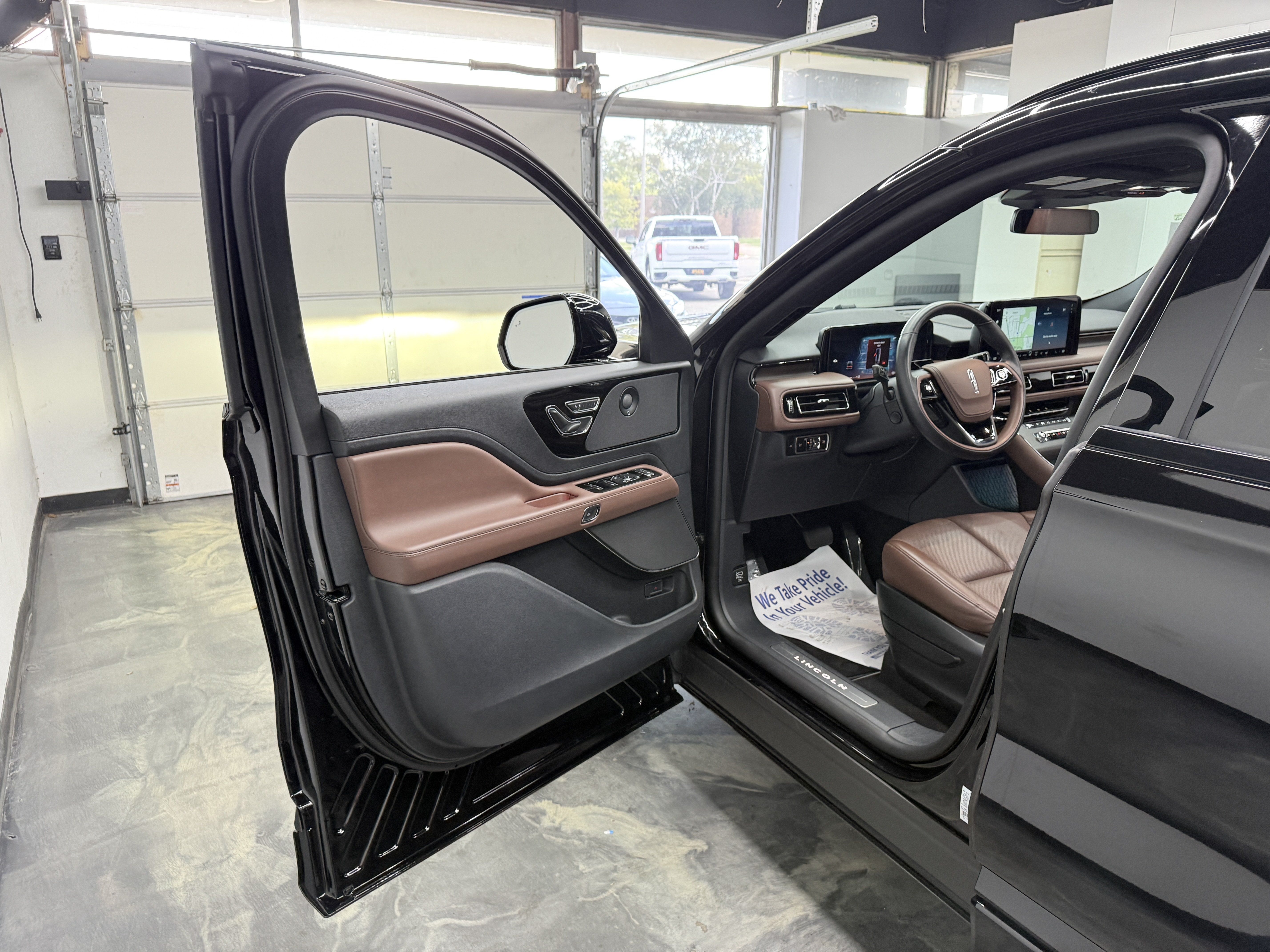 Used 2025 Lincoln Aviator Reserve w/ Jet Appearance Package AWD/4WD image 8