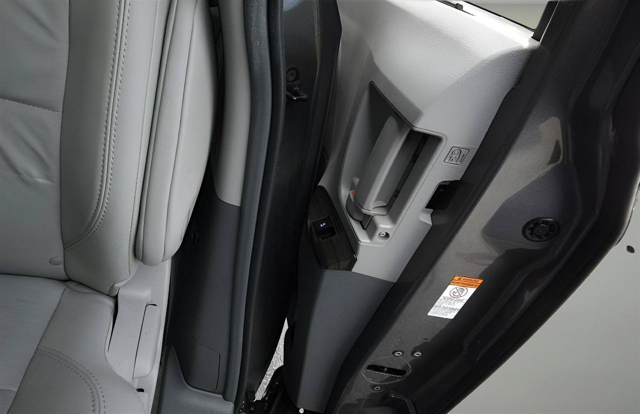 Used 2017 Toyota Sienna XLE w/ XLE Navigation Package AWD/4WD image 25