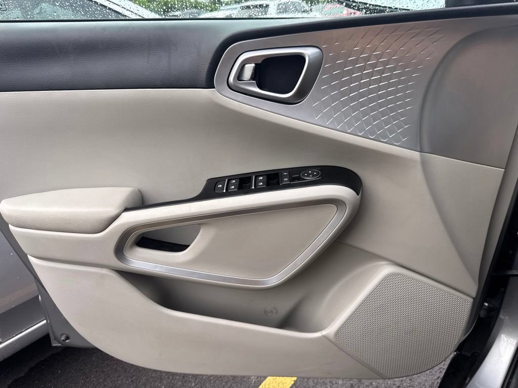 Used 2025 Kia Soul LX w/ LX Technology Package FWD image 9
