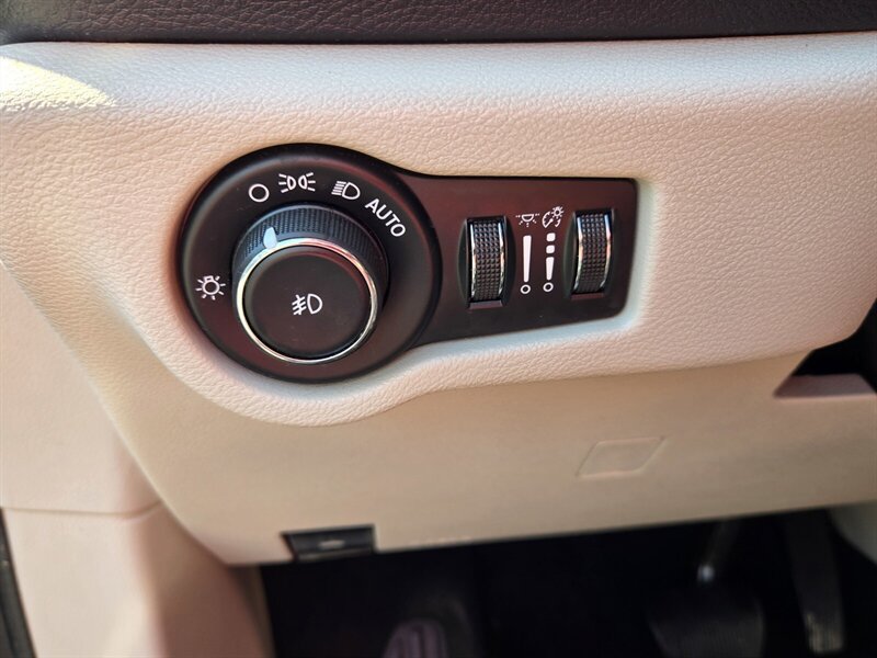 Used 2017 Chrysler Pacifica Limited FWD image 12