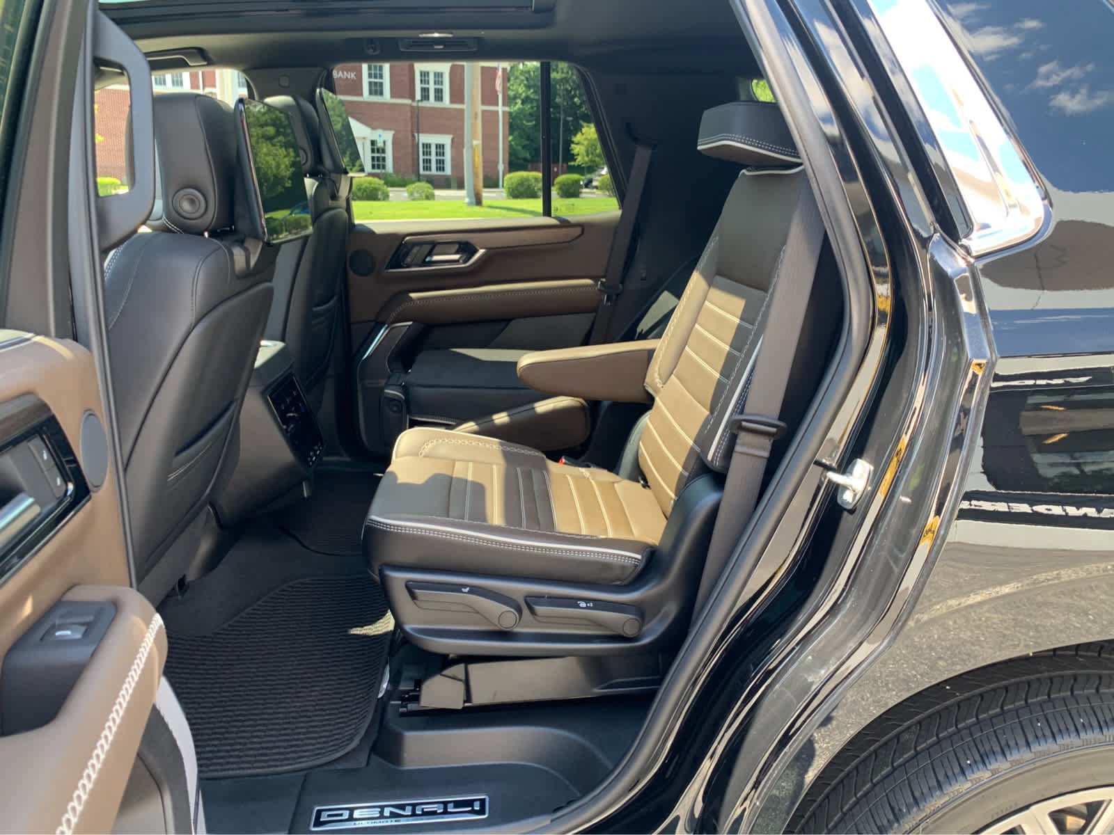 Used 2025 GMC Yukon Denali Ultimate AWD/4WD image 24