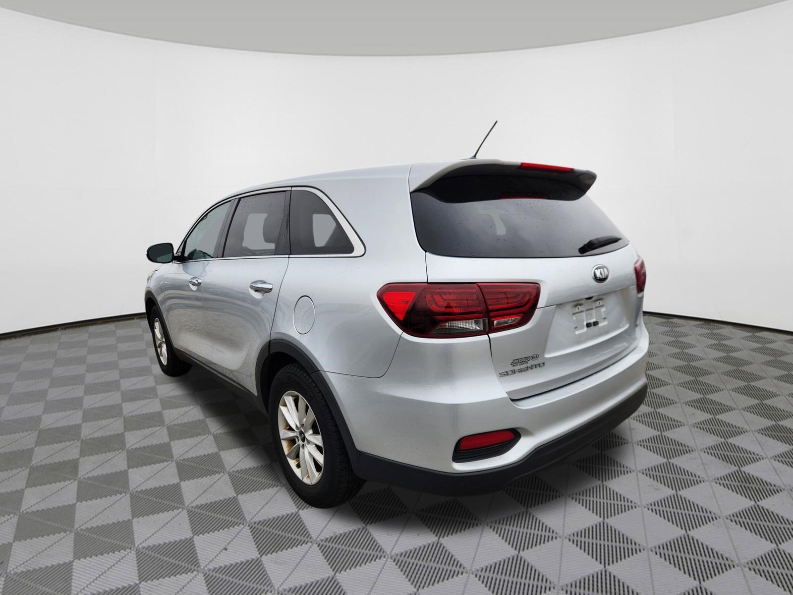 Used 2019 Kia Sorento LX image 3