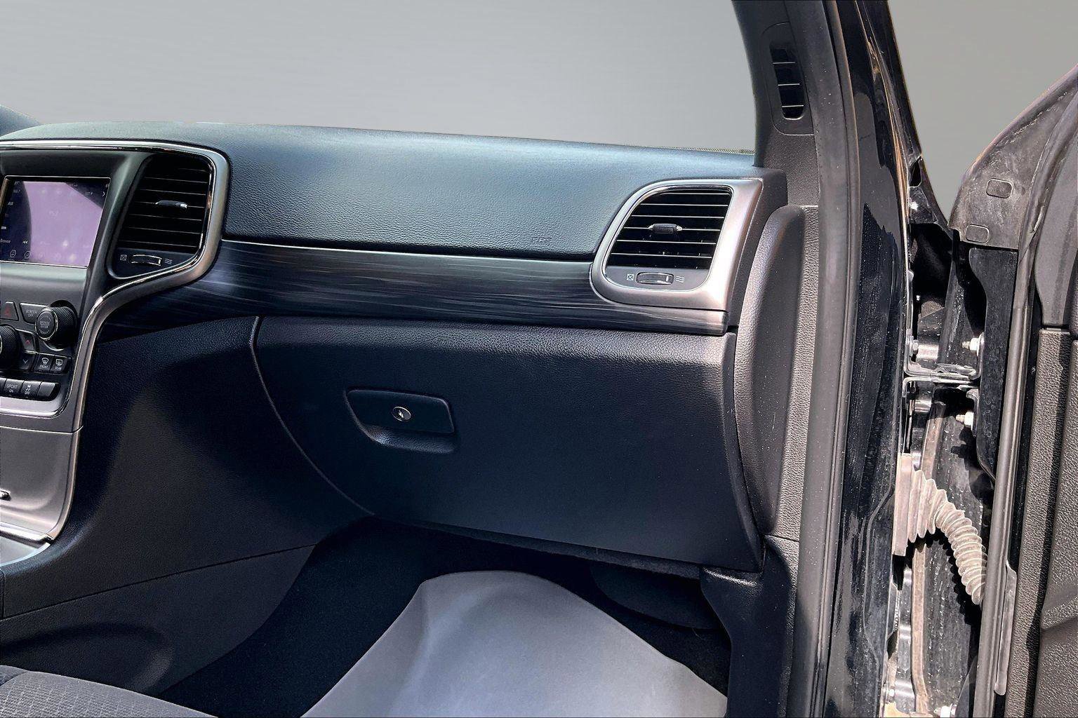 Used 2019 Jeep Grand Cherokee Laredo w/ Security & Convenience Group AWD/4WD image 29