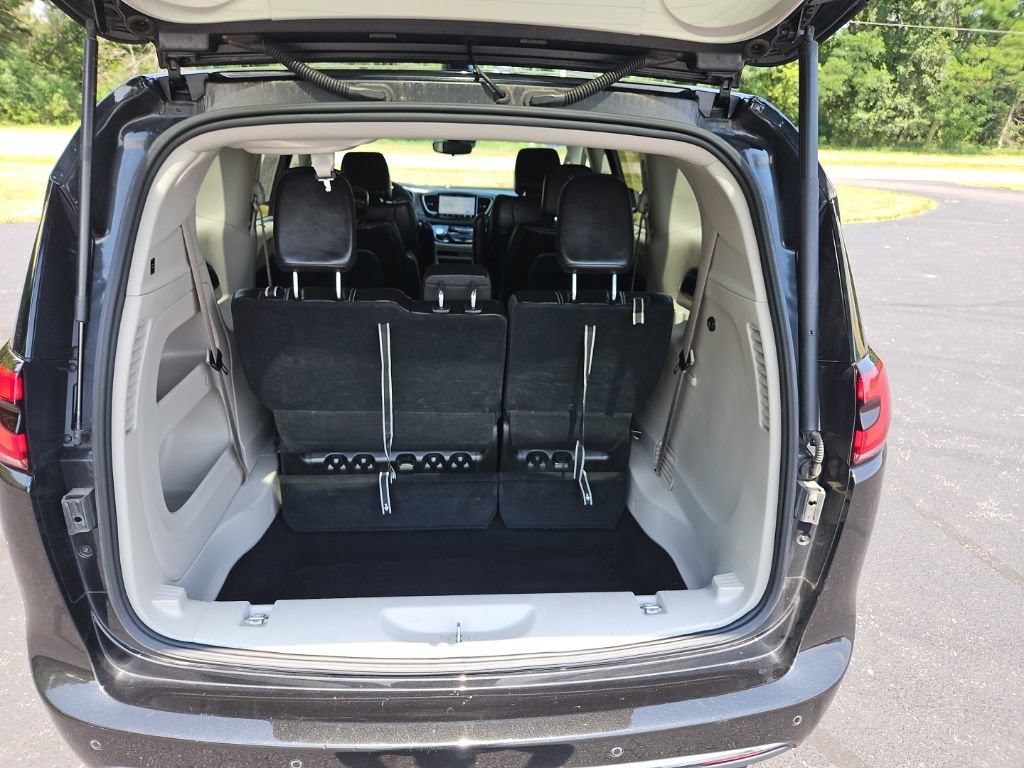 Used 2024 Chrysler Pacifica Touring-L FWD image 25