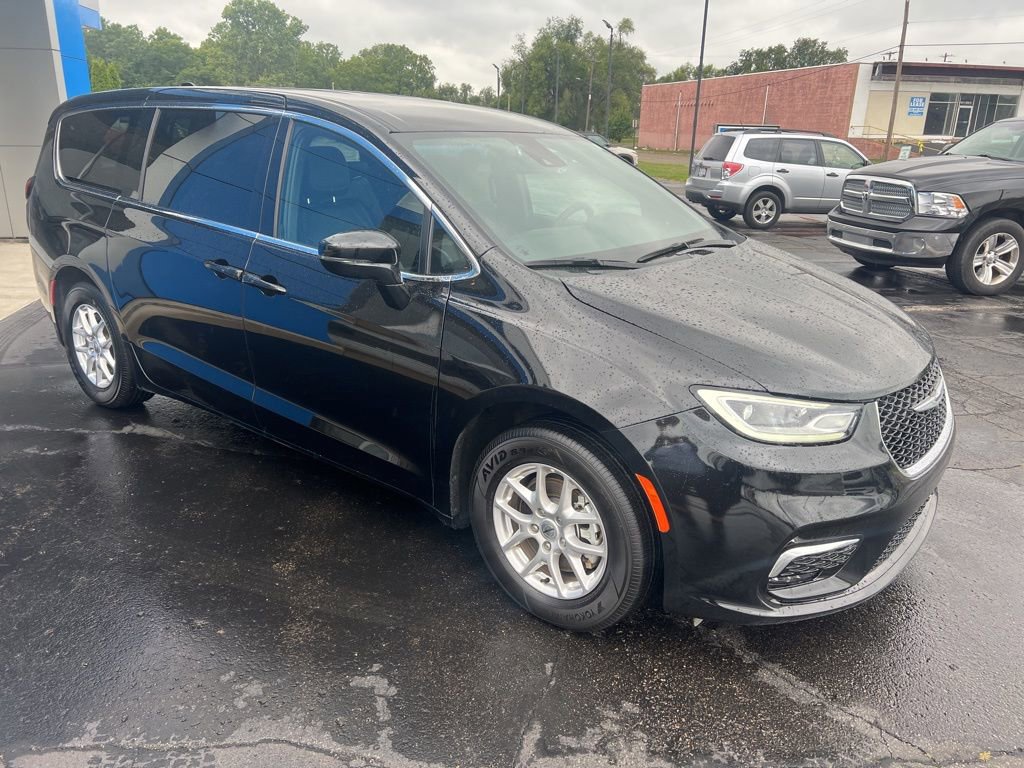 Used 2025 Chrysler Pacifica Select image 6