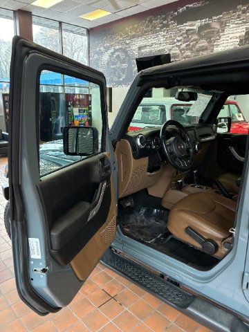 Used 2014 Jeep Wrangler Unlimited Sahara w/ Connectivity Group AWD/4WD image 13