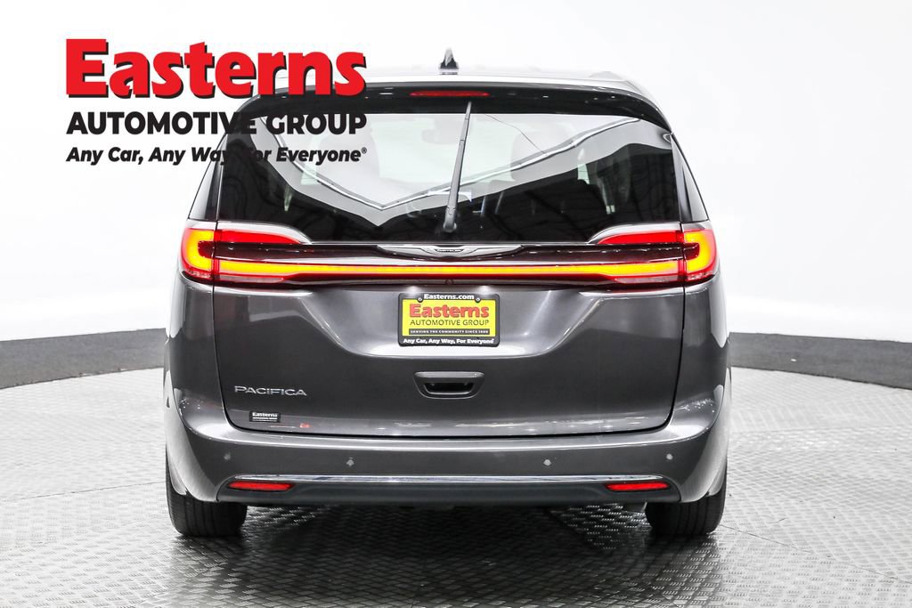 Used 2023 Chrysler Pacifica Touring-L image 6
