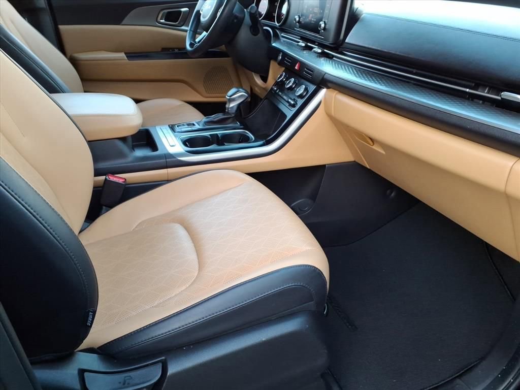 Certified 2023 Kia Carnival LX image 9