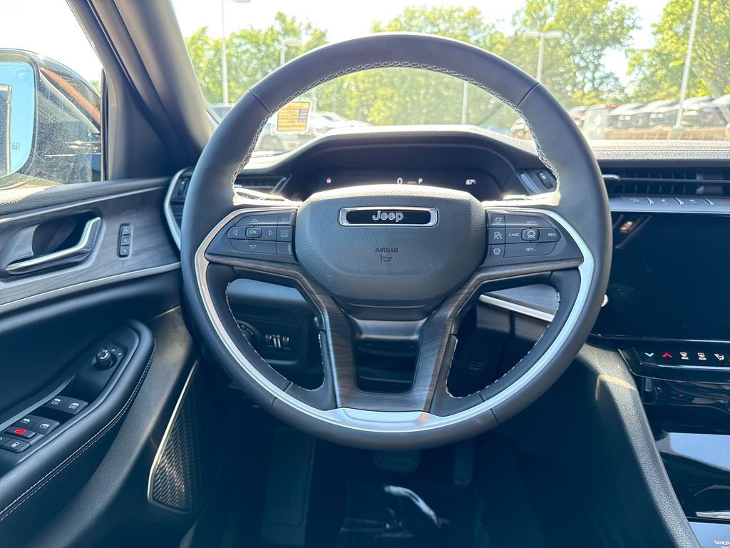 New 2026 Jeep Grand Cherokee L Limited w/ Luxury Tech Group II AWD/4WD image 15