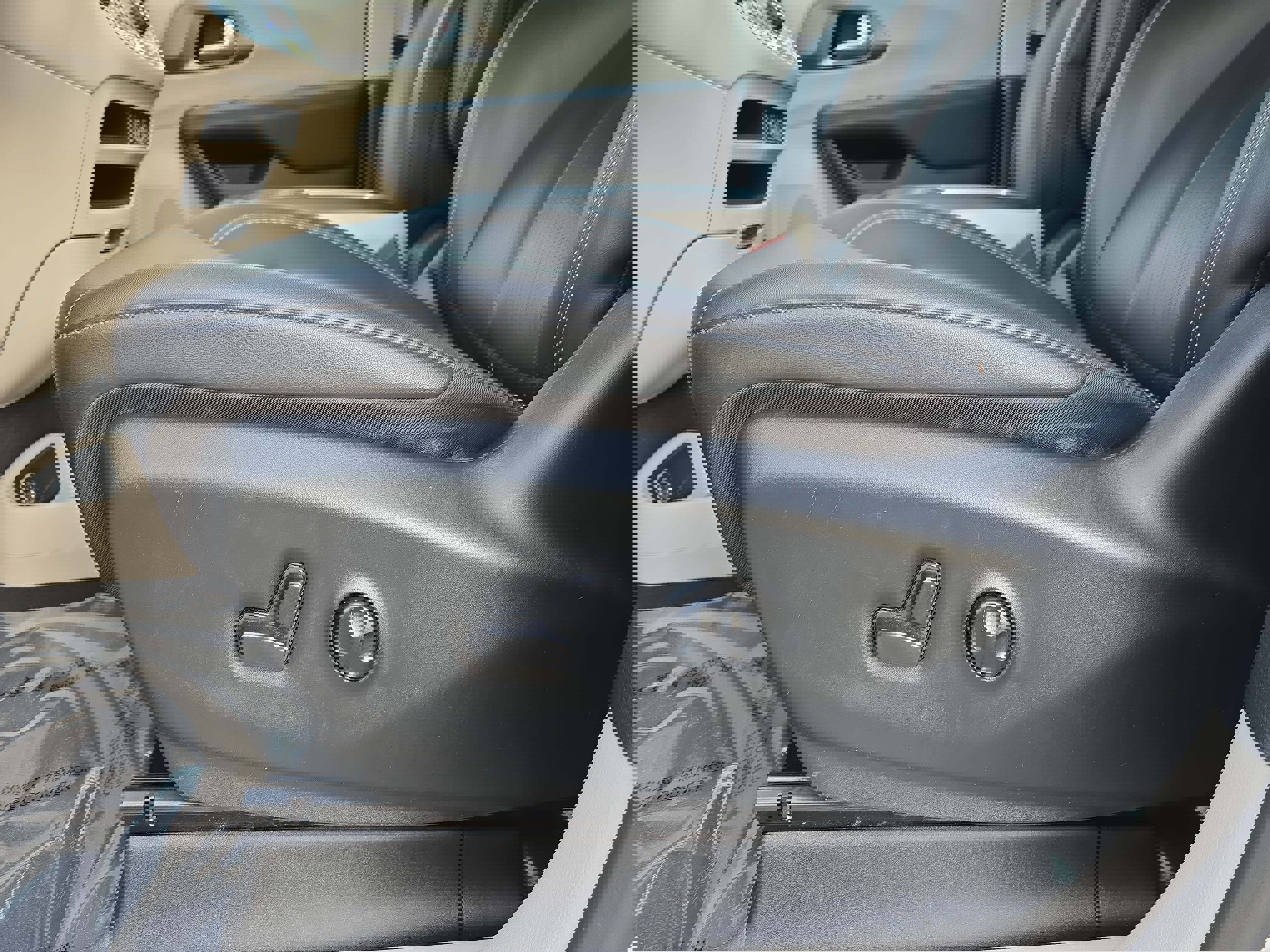 Used 2024 Chrysler Pacifica Touring-L image 27