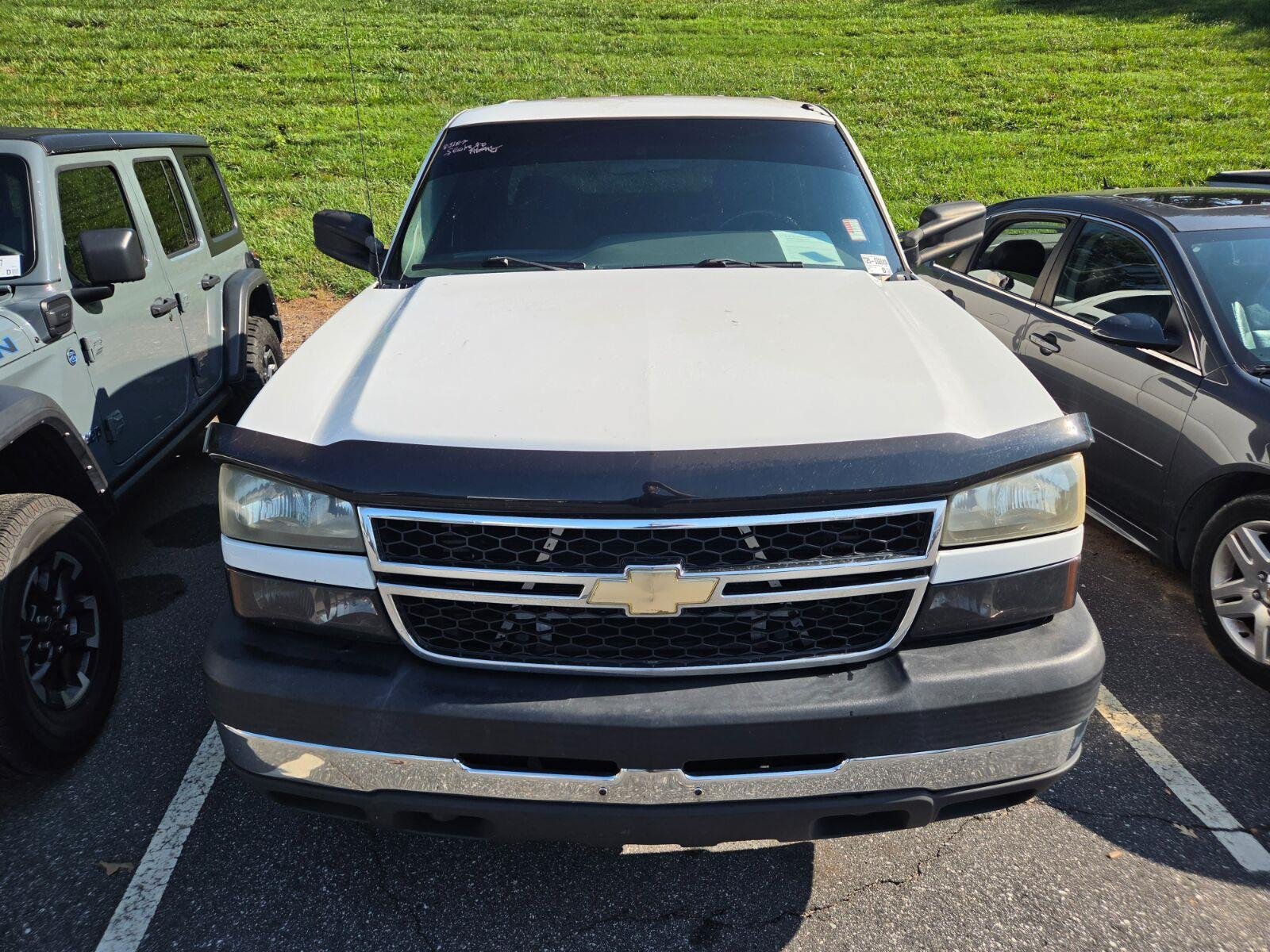 Used 2007 Chevrolet Silverado 2500 W/T w/ Heavy-Duty Power Package AWD/4WD image 2