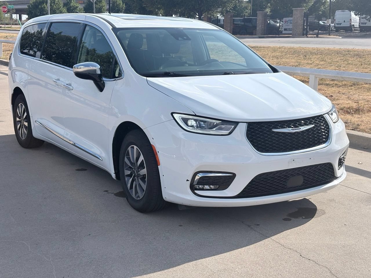 Used 2023 Chrysler Pacifica Limited FWD image 1