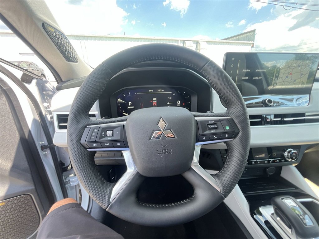 New 2025 Mitsubishi Outlander SE image 14