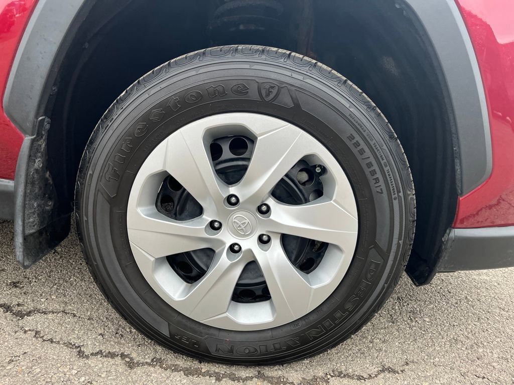 Used 2022 Toyota RAV4 LE image 17