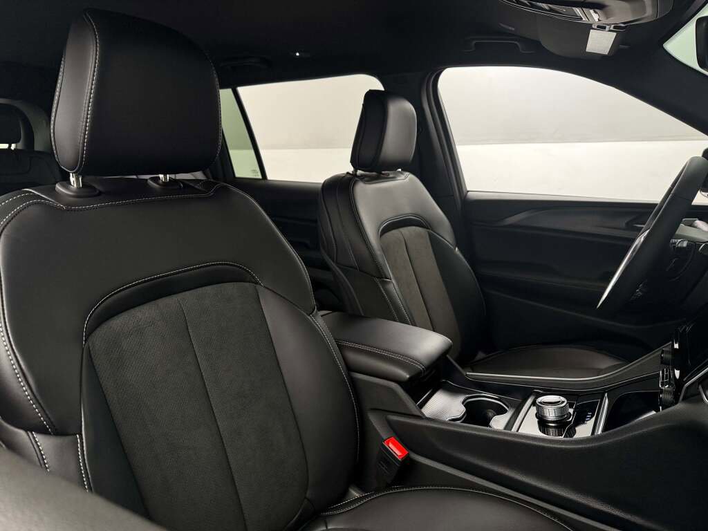 New 2025 Jeep Grand Cherokee L Laredo image 18