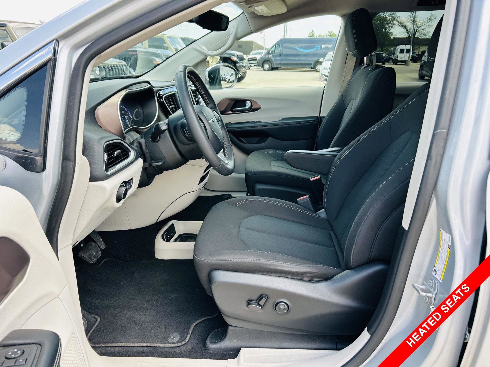 Used 2023 Chrysler Voyager LX image 3