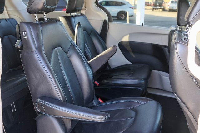 Used 2021 Chrysler Pacifica Touring-L image 18