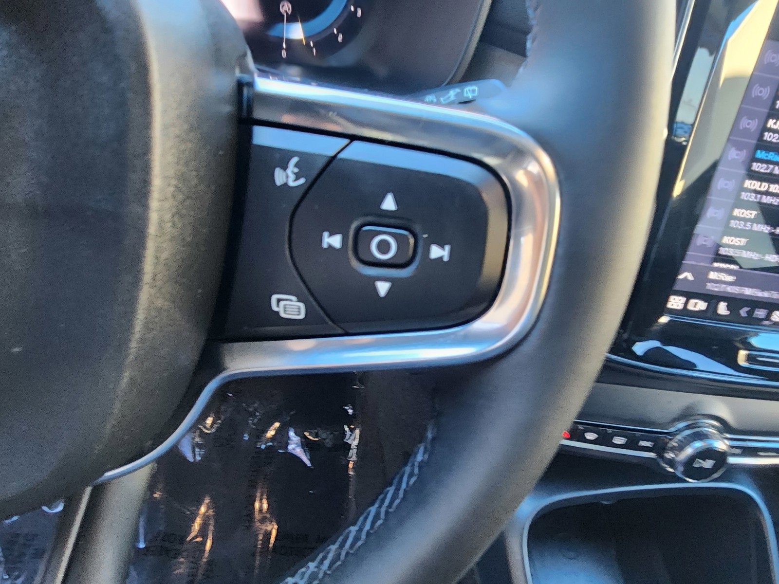 Used 2023 Volvo XC40 B4 Ultimate image 37