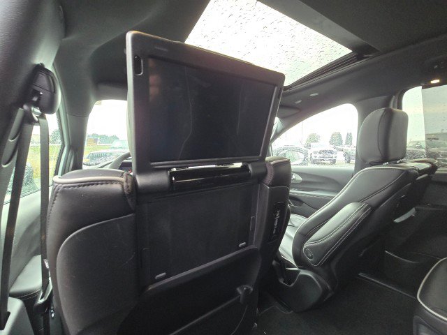 Used 2023 Chrysler Pacifica Limited w/ Uconnect Theater Family Group image 20