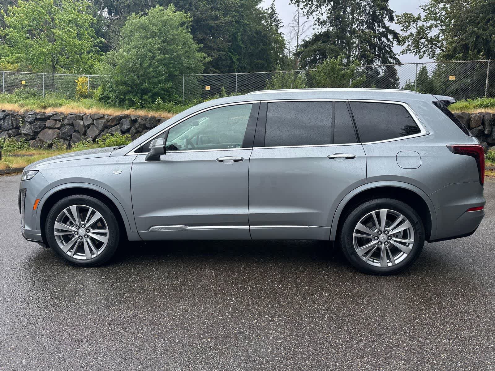 Used 2023 Cadillac XT6 Premium Luxury w/ Technology Package AWD/4WD image 2