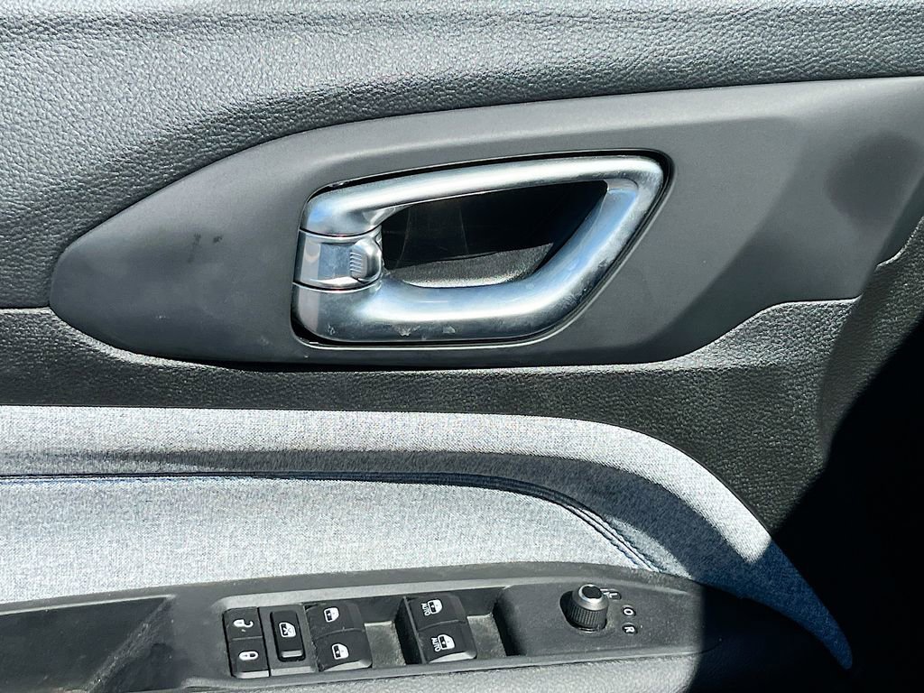 Used 2025 Jeep Compass Latitude image 17