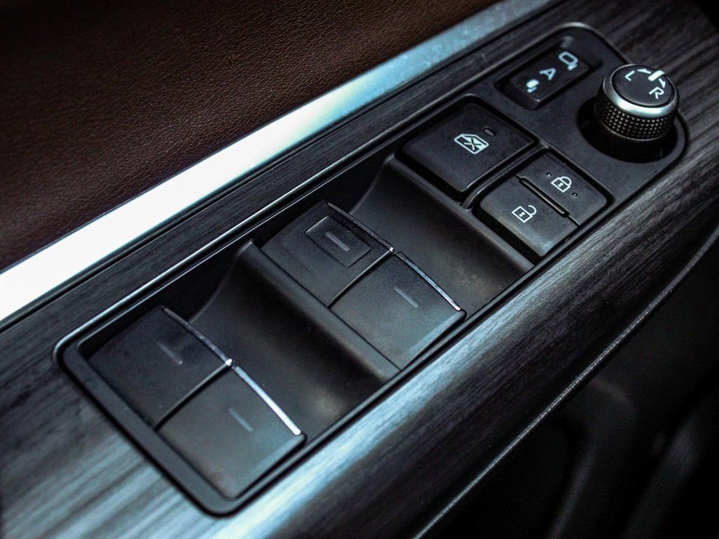 Used 2023 Toyota Venza XLE image 10