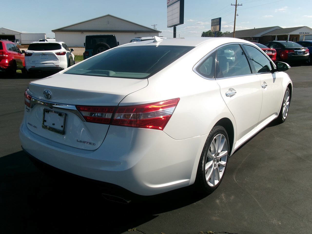 Used 2013 Toyota Avalon Limited w/ Technology Pkg FWD image 4