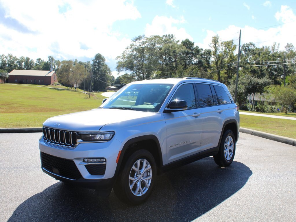 Used 2023 Jeep Grand Cherokee Limited image 1