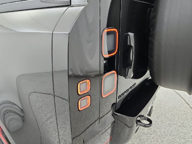 New 2026 Land Rover Defender 110 X-Dynamic SE AWD/4WD image 39