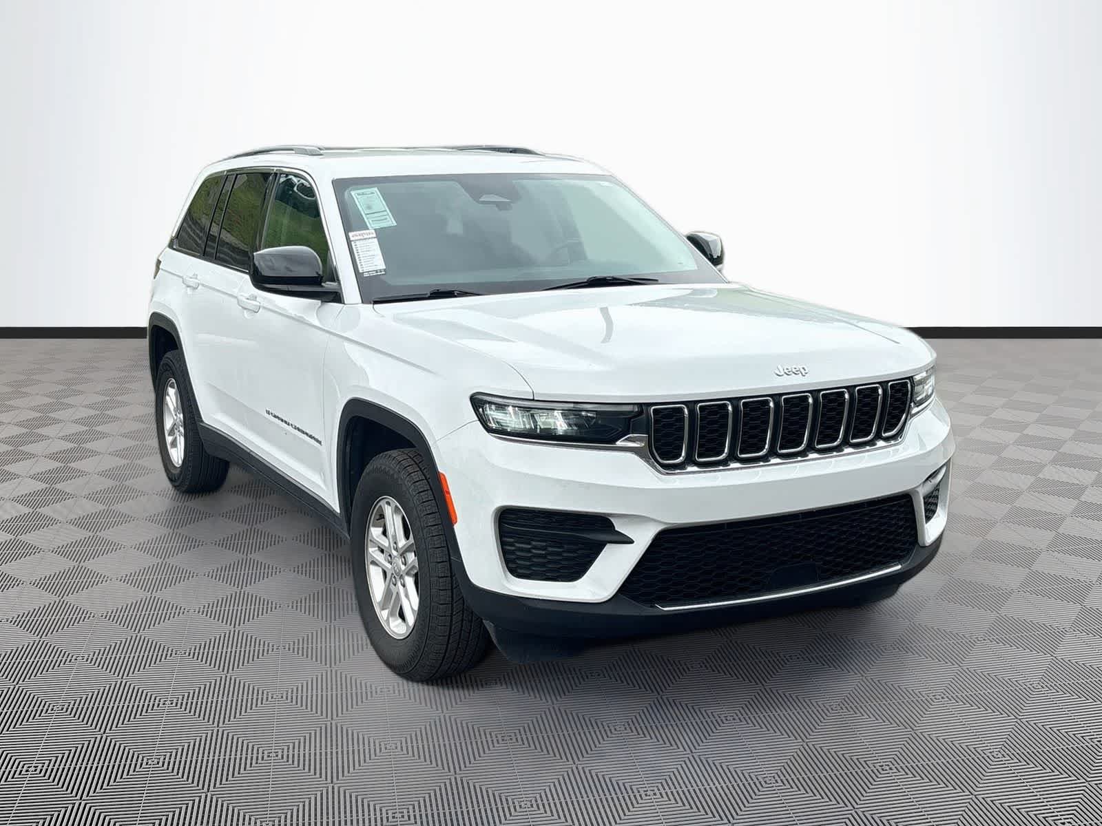 Used 2024 Jeep Grand Cherokee Laredo RWD image 3
