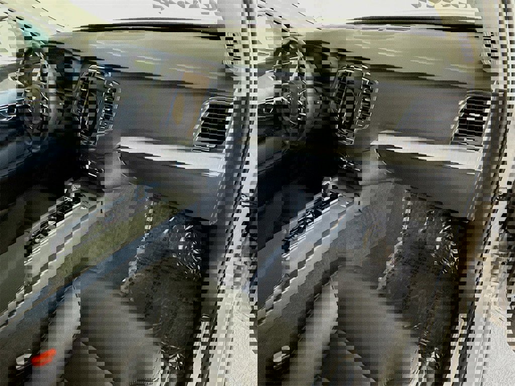 Certified 2025 Volvo XC90 B5 Core image 31