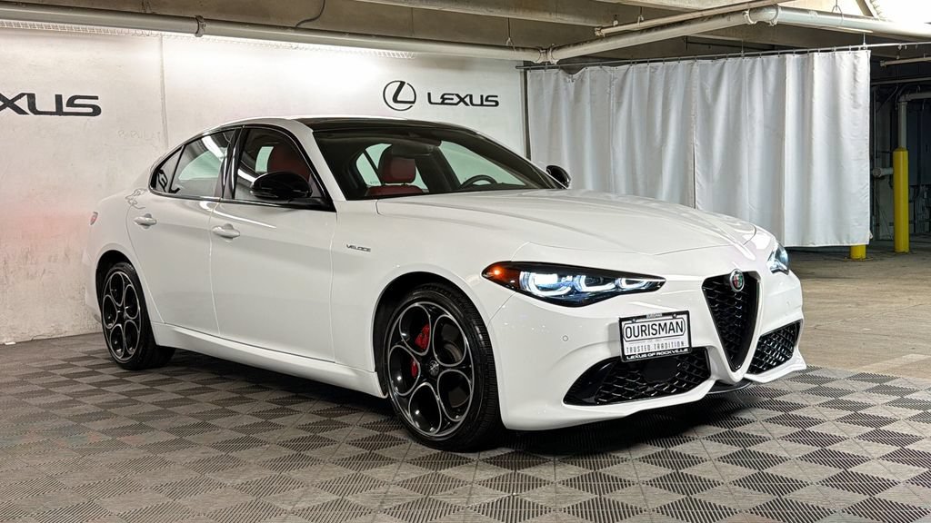 Used 2024 Alfa Romeo Giulia Veloce AWD/4WD video 1