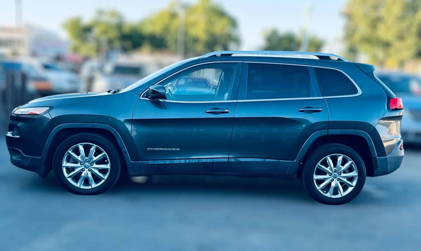 Used 2016 Jeep Cherokee Limited image 4