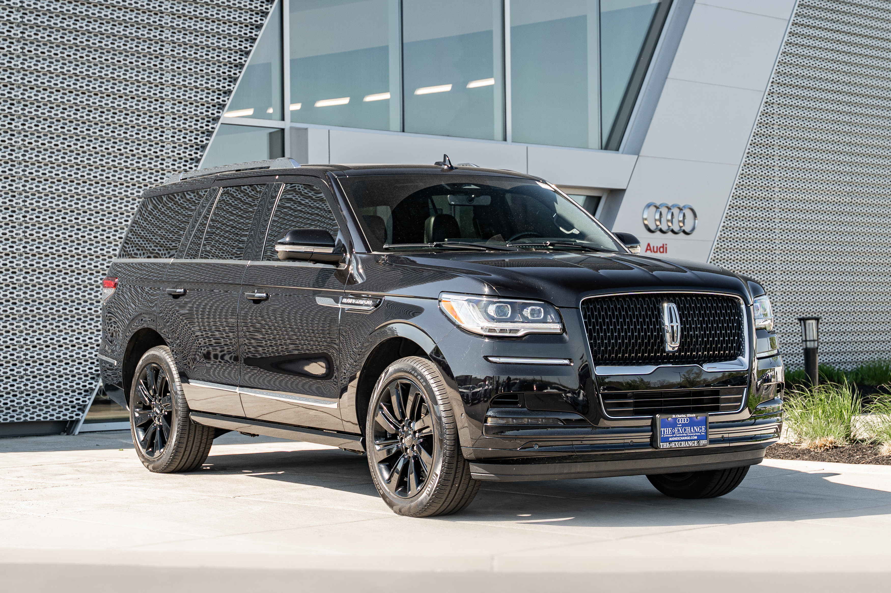 Used 2024 Lincoln Navigator Reserve w/ Monochromatic Package AWD/4WD image 1