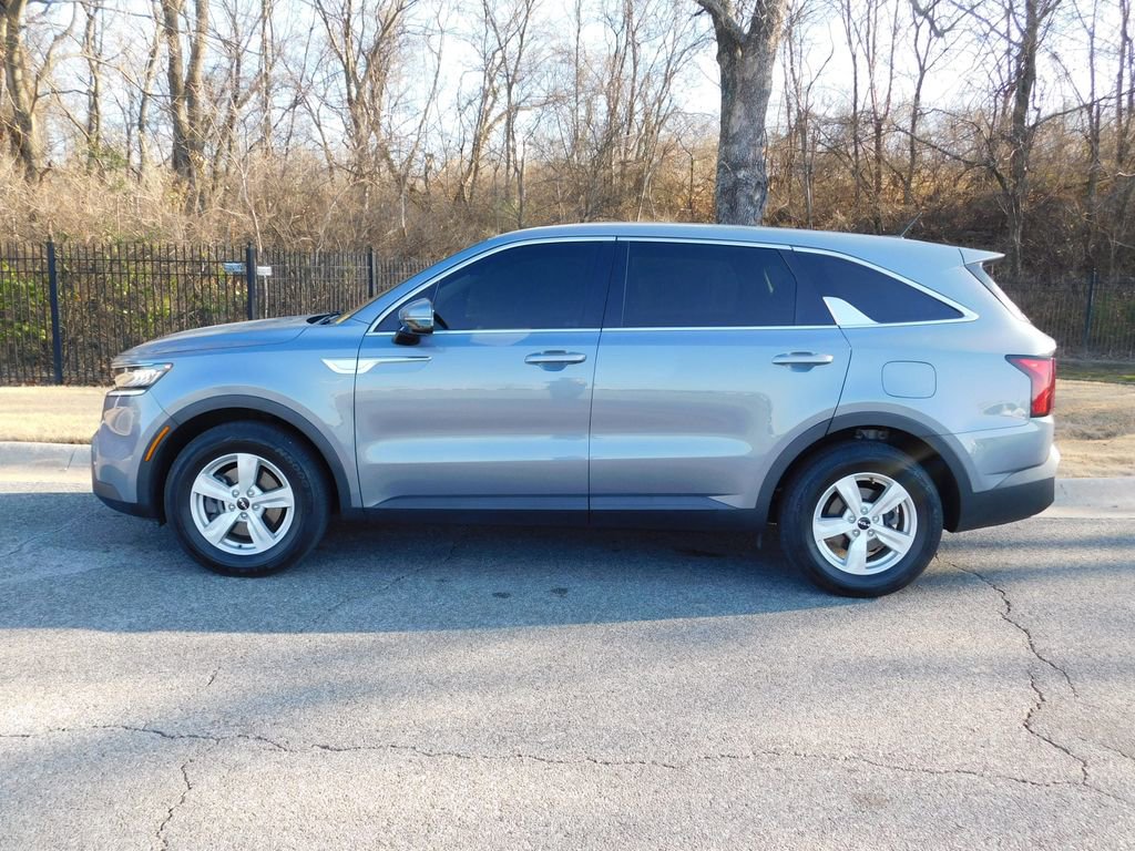 Used 2022 Kia Sorento LX image 2