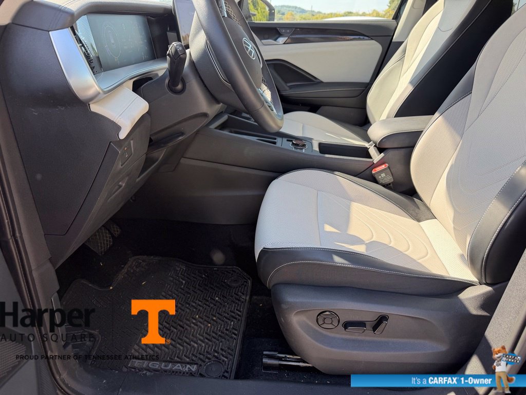 Used 2025 Volkswagen Tiguan SE w/ Panoramic Sunroof Package AWD/4WD image 13