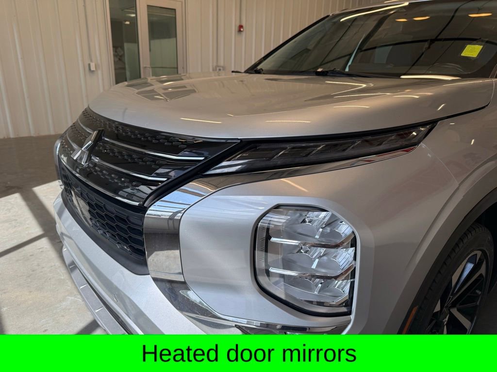 Used 2022 Mitsubishi Outlander SE image 12