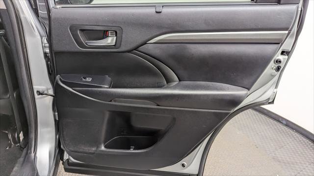 Used 2019 Toyota Highlander SE image 17