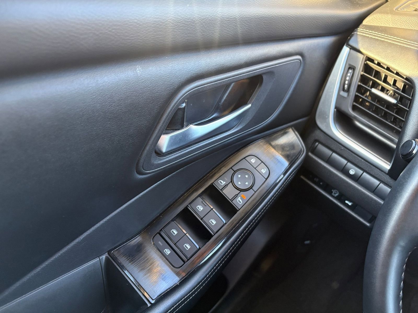 Used 2025 Nissan Rogue SV image 18