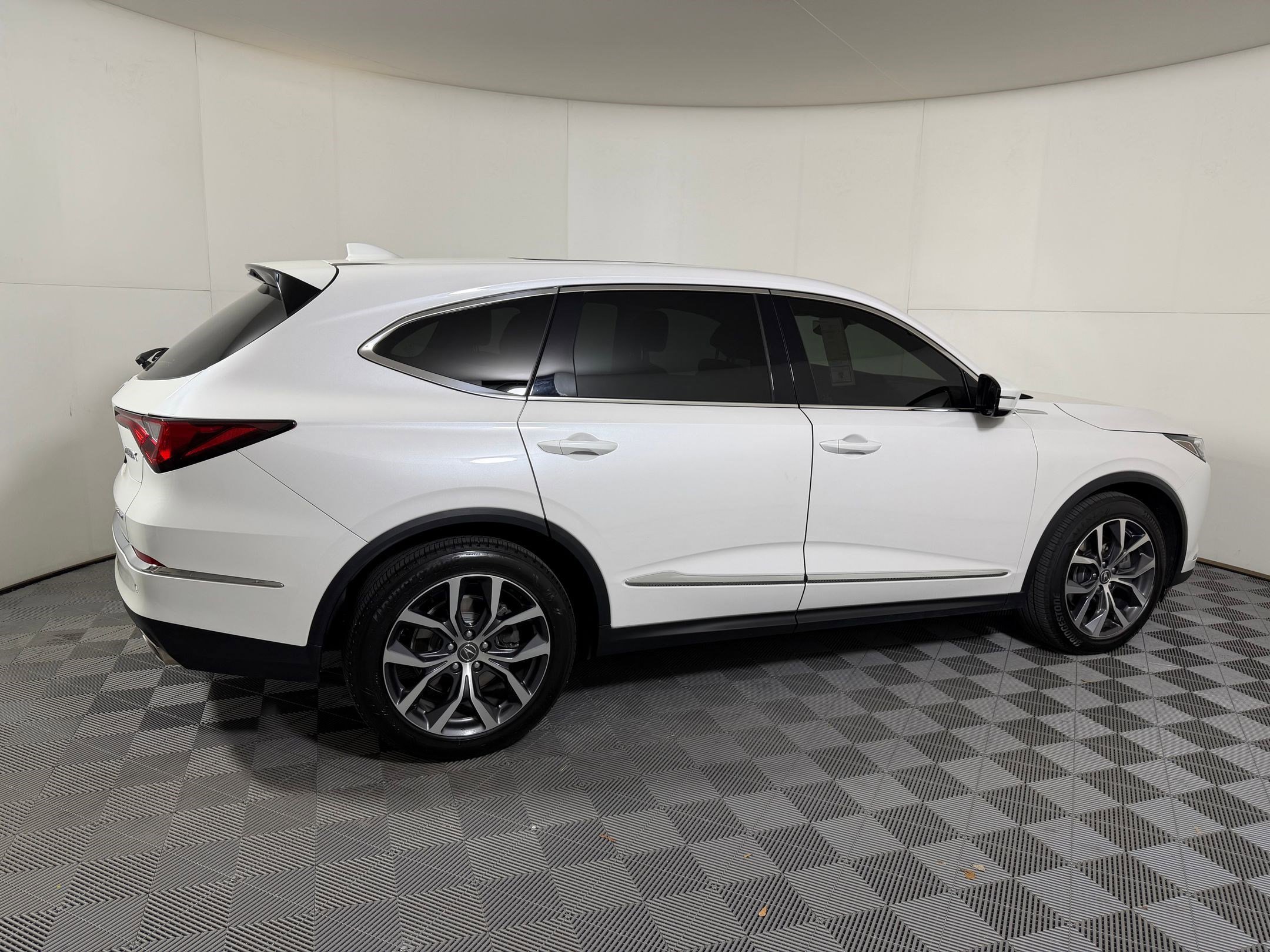 Used 2024 Acura MDX SH-AWD w/ Technology Package image 21