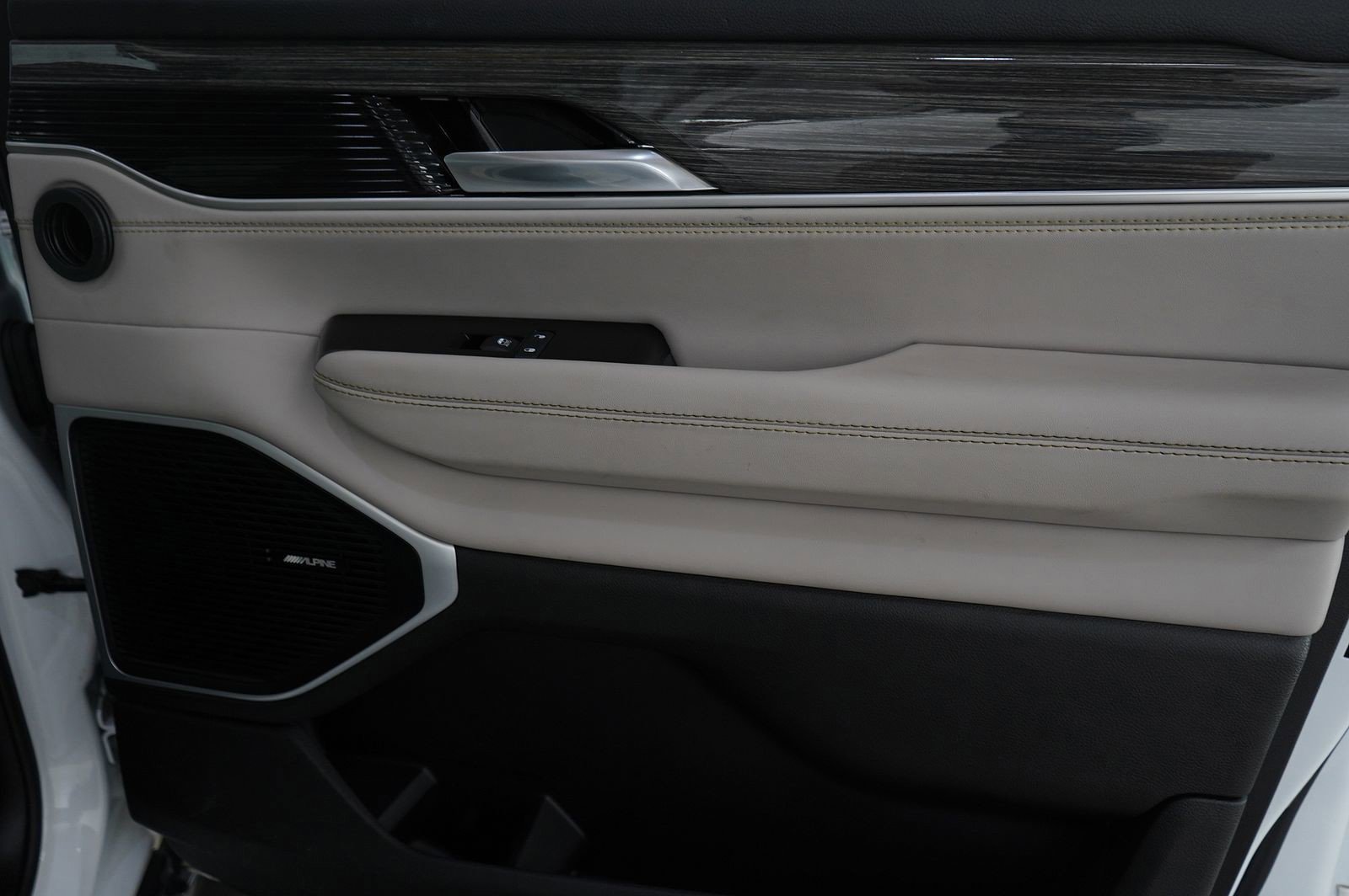 Used 2022 Jeep Wagoneer Series III w/ Rear Seat Video Group 1 image 9