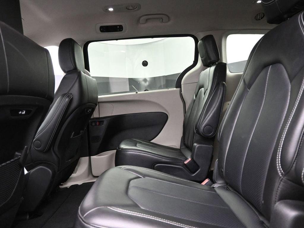 Used 2024 Chrysler Pacifica Touring-L image 13